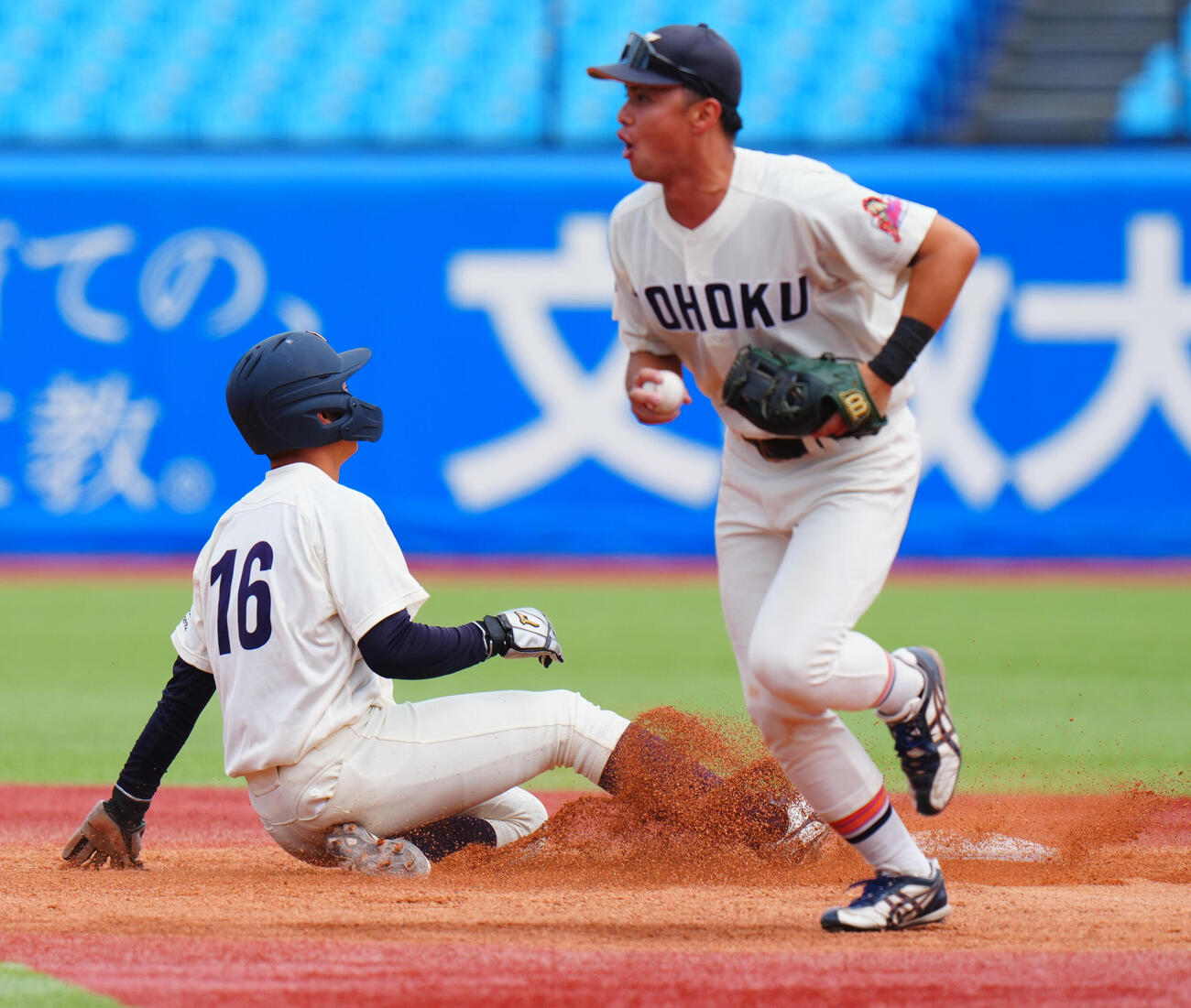 全日本大学野球選手権　準々決勝　大商大対東北福祉大　4回表大商大1死二塁、真鍋慧の二飛で二走中山優月（左）は塁を飛び出し戻りきれず併殺となる（撮影・垰建太）