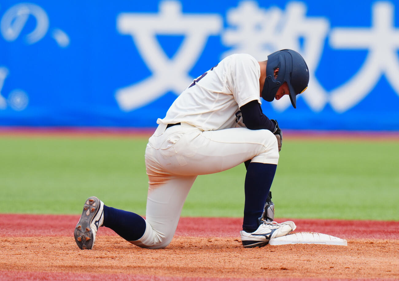 全日本大学野球選手権　準々決勝　大商大対東北福祉大　4回表大商大1死二塁、真鍋慧の二飛で二走中山優月は塁を飛び出し戻りきれず併殺となる（撮影・垰建太）