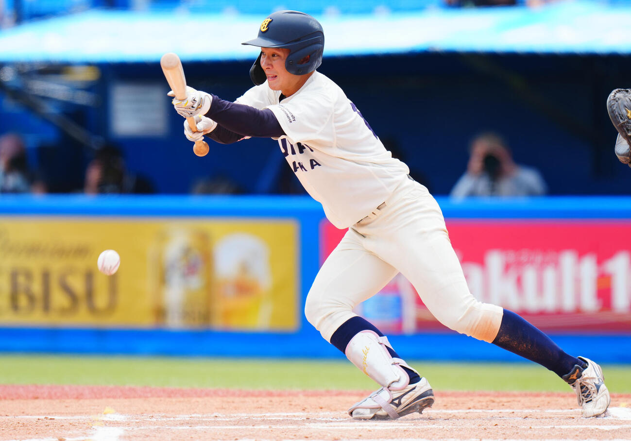 全日本大学野球選手権　準々決勝　大商大対東北福祉大　6回表大商大無死二塁、セーフティバントで出塁する中山優月（撮影・垰建太）