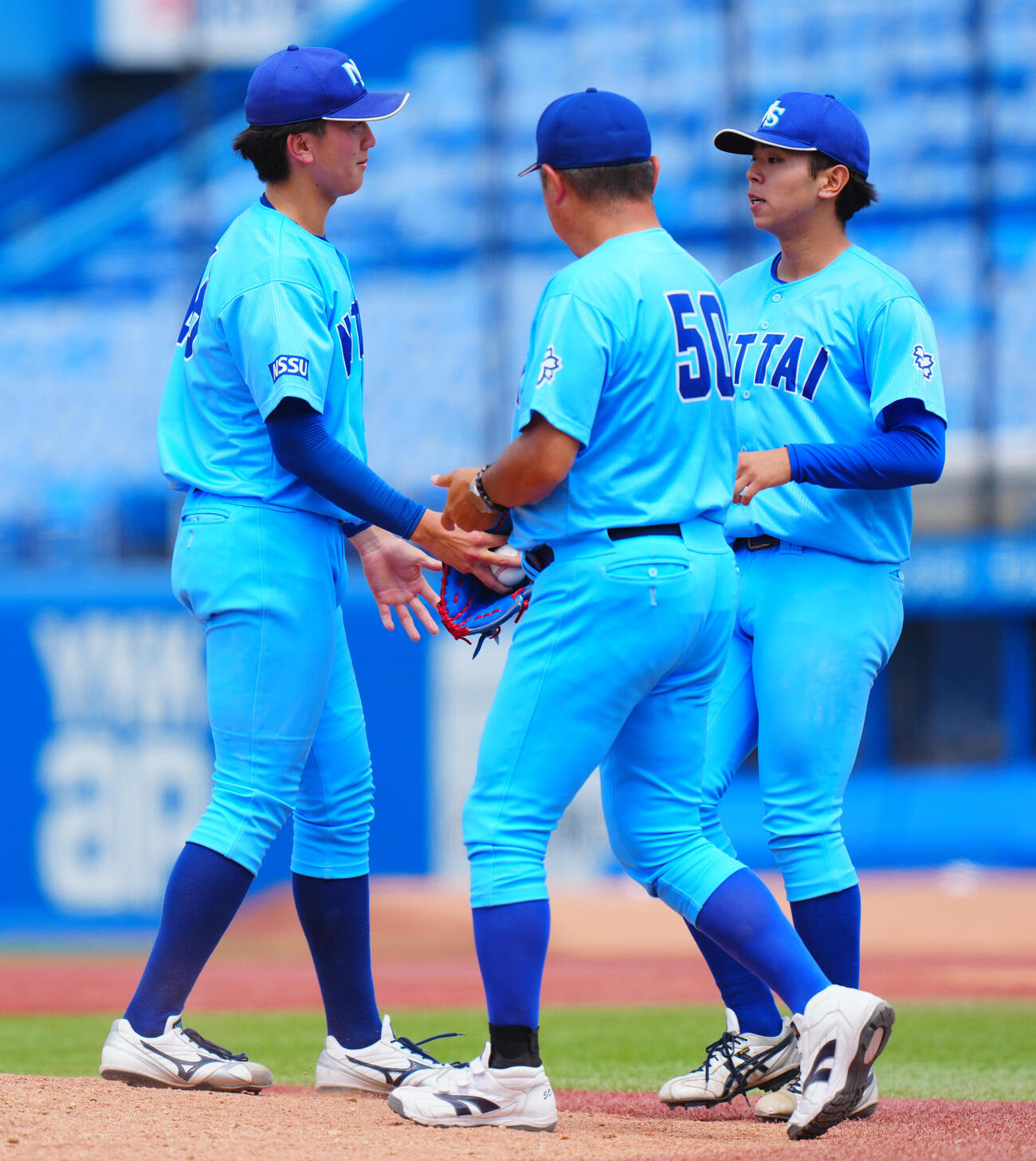 6回裏慶大1死一、二塁、降板する馬場拓海（左）（撮影・垰建太）