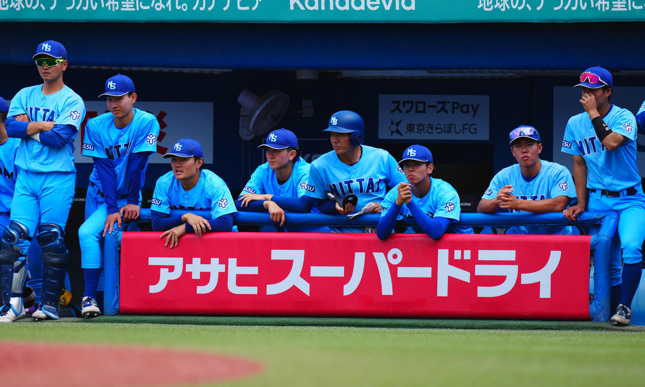 6回裏、厳しい戦況を見つめる日体大ナイン（撮影・垰建太）