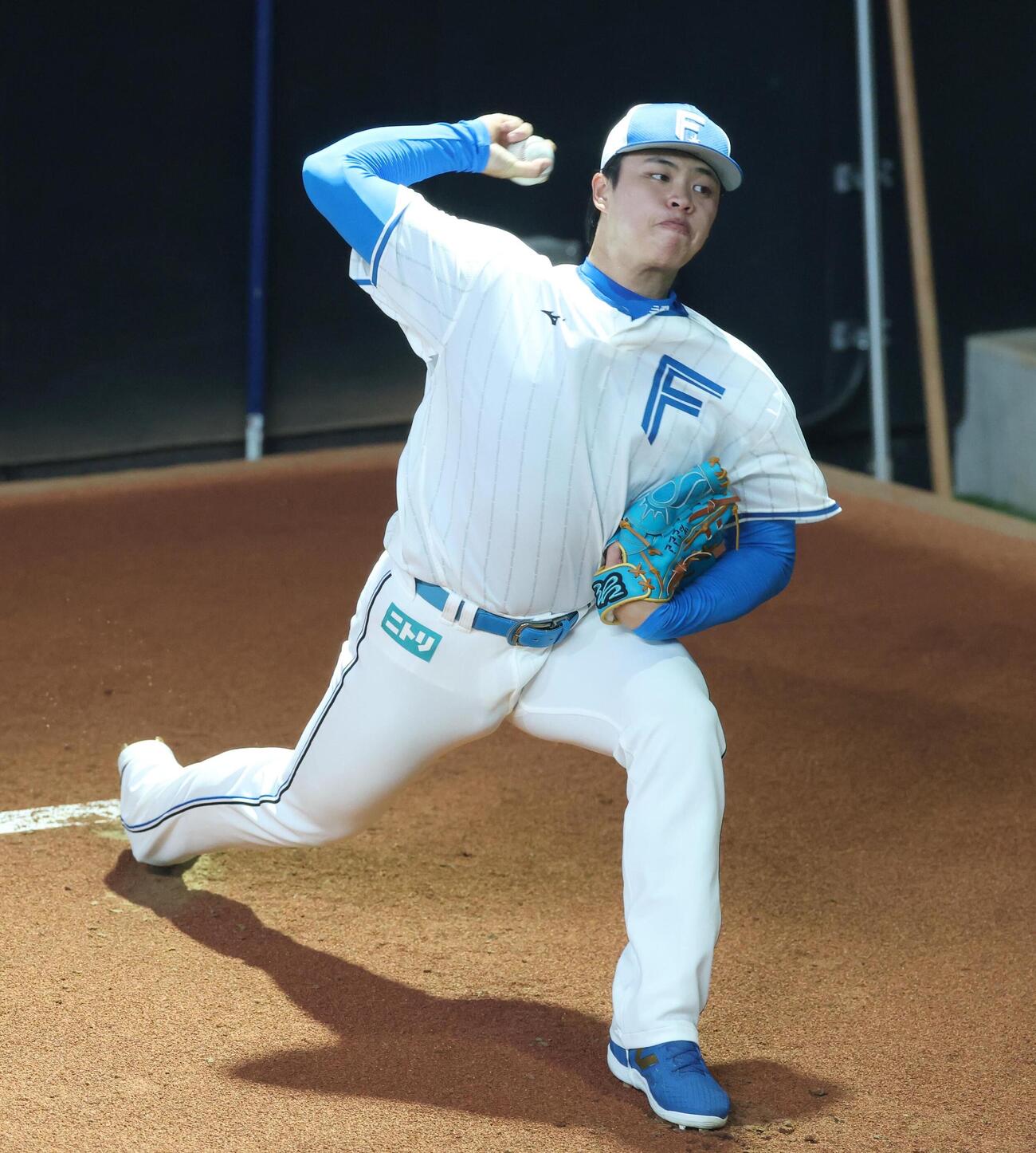 日本ハム対DeNA　ブルペンで投球する孫易磊（撮影・黒川智章）