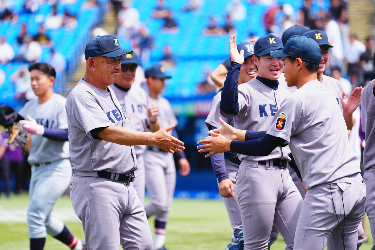 全日本大学野球選手権　準々決勝　日体大対慶大　コールド勝ちし選手たちをねぎらう慶大・堀井哲也監督（左）（撮影・垰建太）