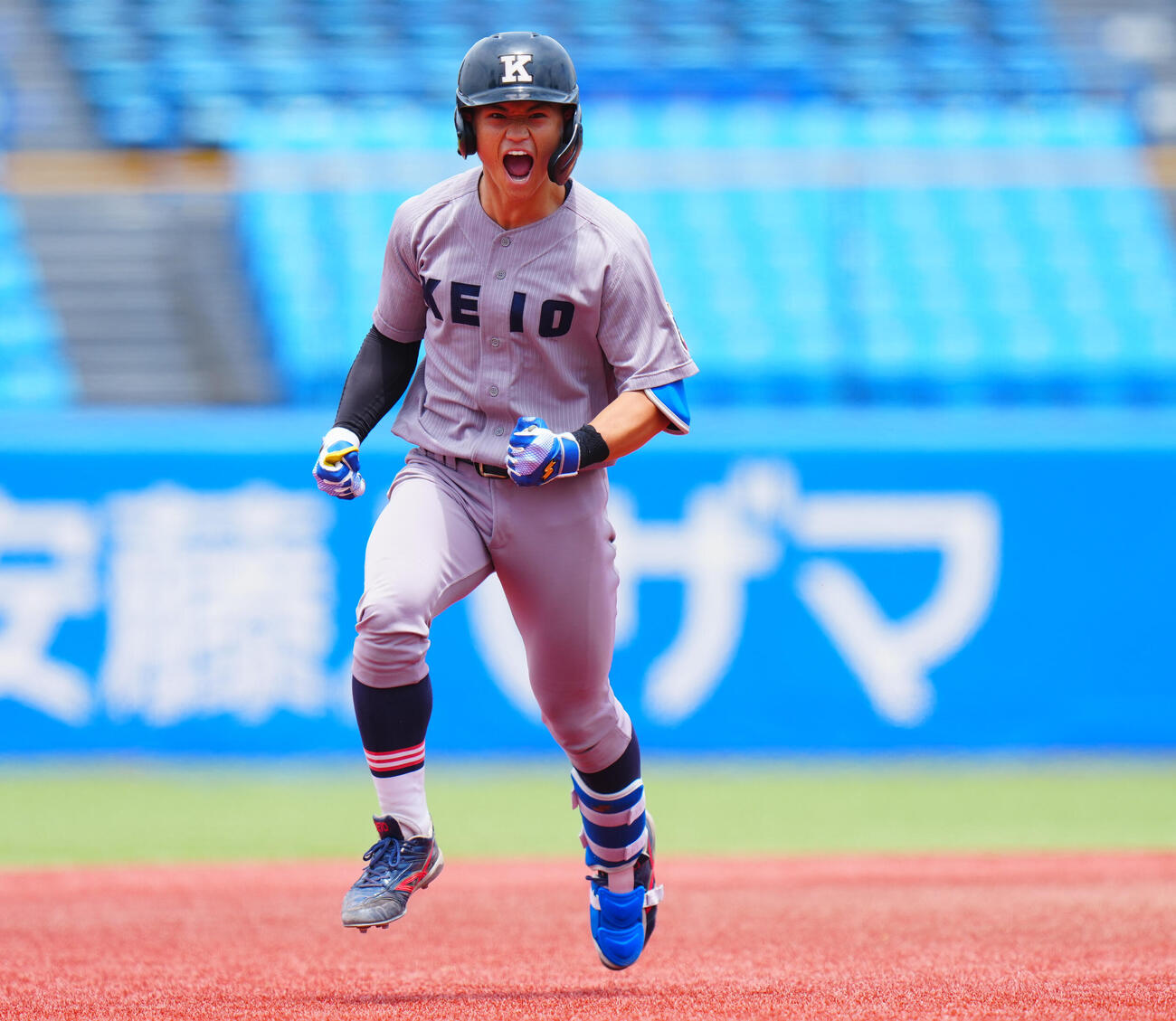 全日本大学野球選手権　準々決勝　日体大対慶大　2回裏慶大1死二塁、2点本塁打を放ち雄たけびをあげる林純司（撮影・垰建太）