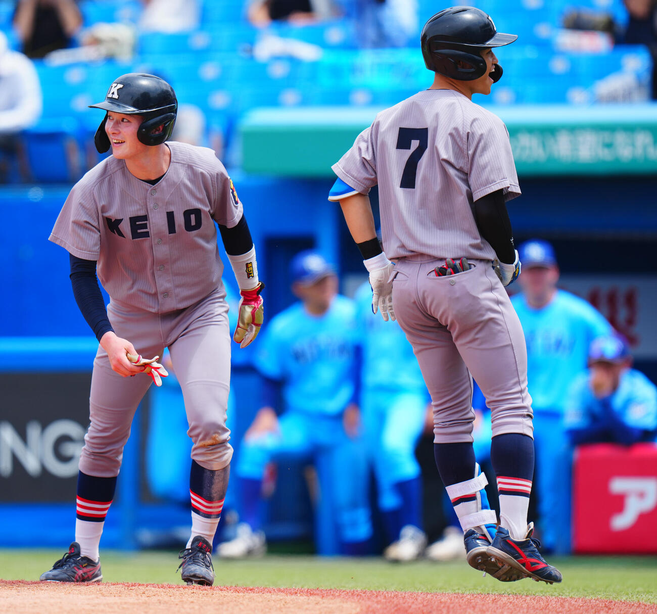 全日本大学野球選手権　準々決勝　日体大対慶大　2回裏慶大1死二塁、2点本塁打を放った林純司（右）は丸田湊斗と喜び合う（撮影・垰建太）