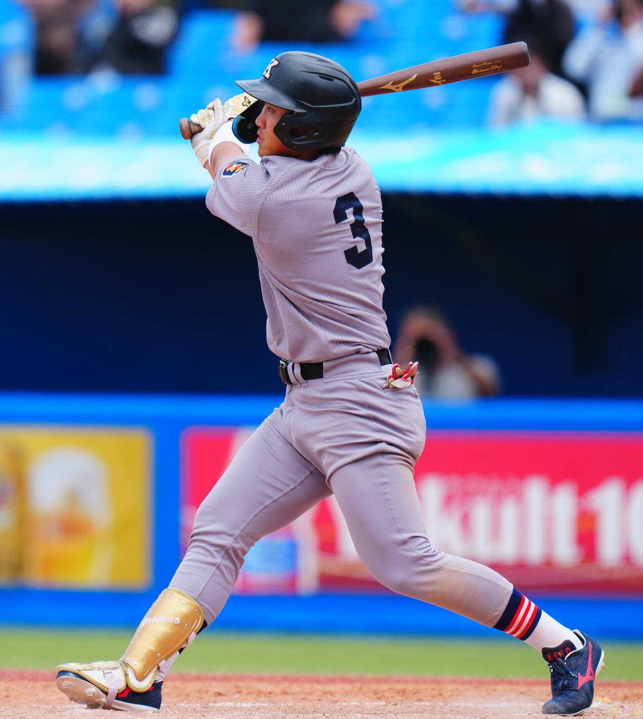 全日本大学野球選手権　準々決勝　日体大対慶大　3回裏慶大1死二塁、2点本塁打を放つ吉野太陽（撮影・垰建太）