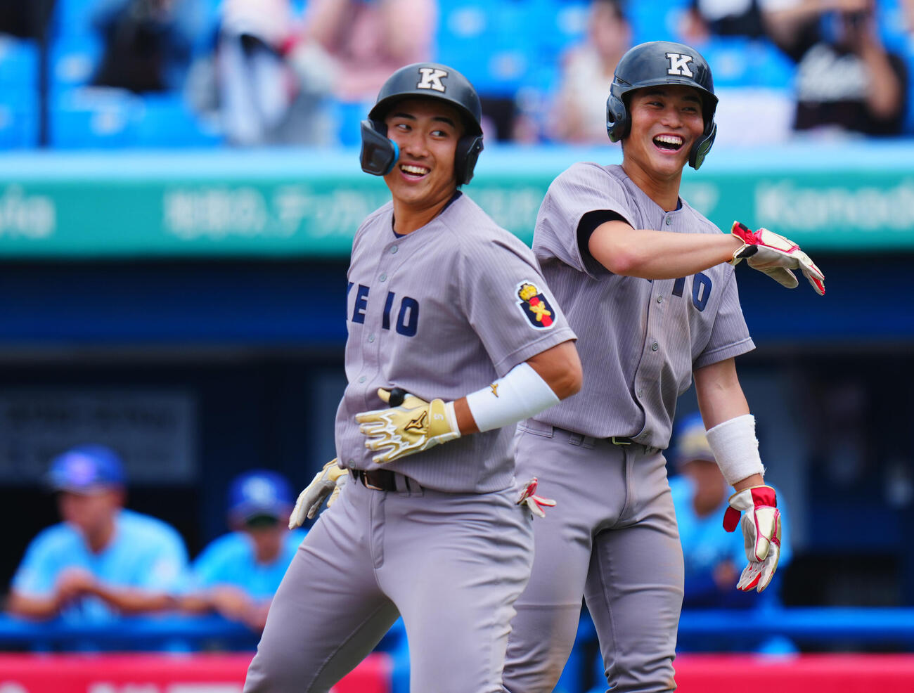 全日本大学野球選手権　準々決勝　日体大対慶大　3回裏慶大1死二塁、2点本塁打を放った吉野太陽（左）と笑顔でタッチを交わす渡辺憩（撮影・垰建太）