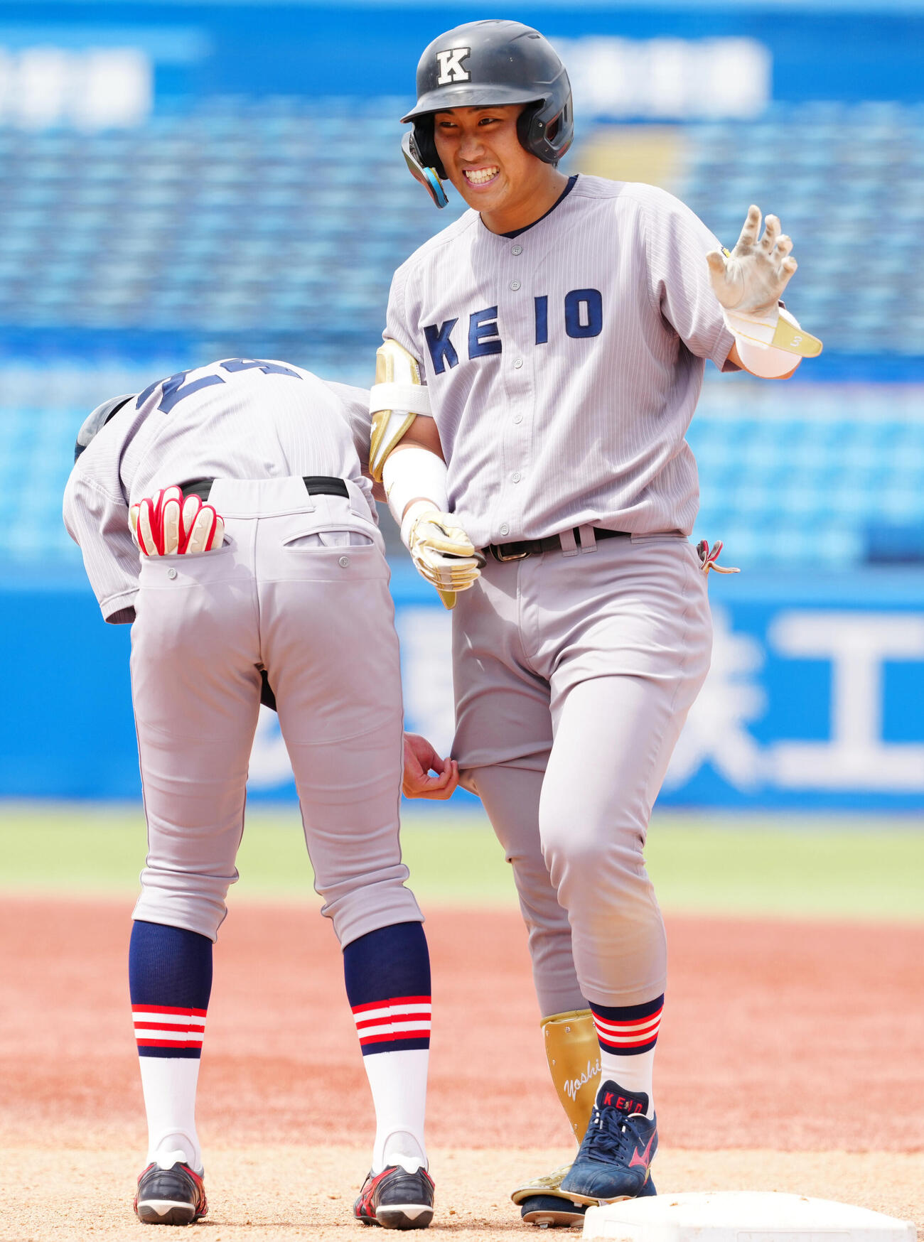全日本大学野球選手権　準々決勝　日体大対慶大　6回裏慶大2死満塁、押し出し死球を受けた吉野太陽（右）（撮影・江口和貴）