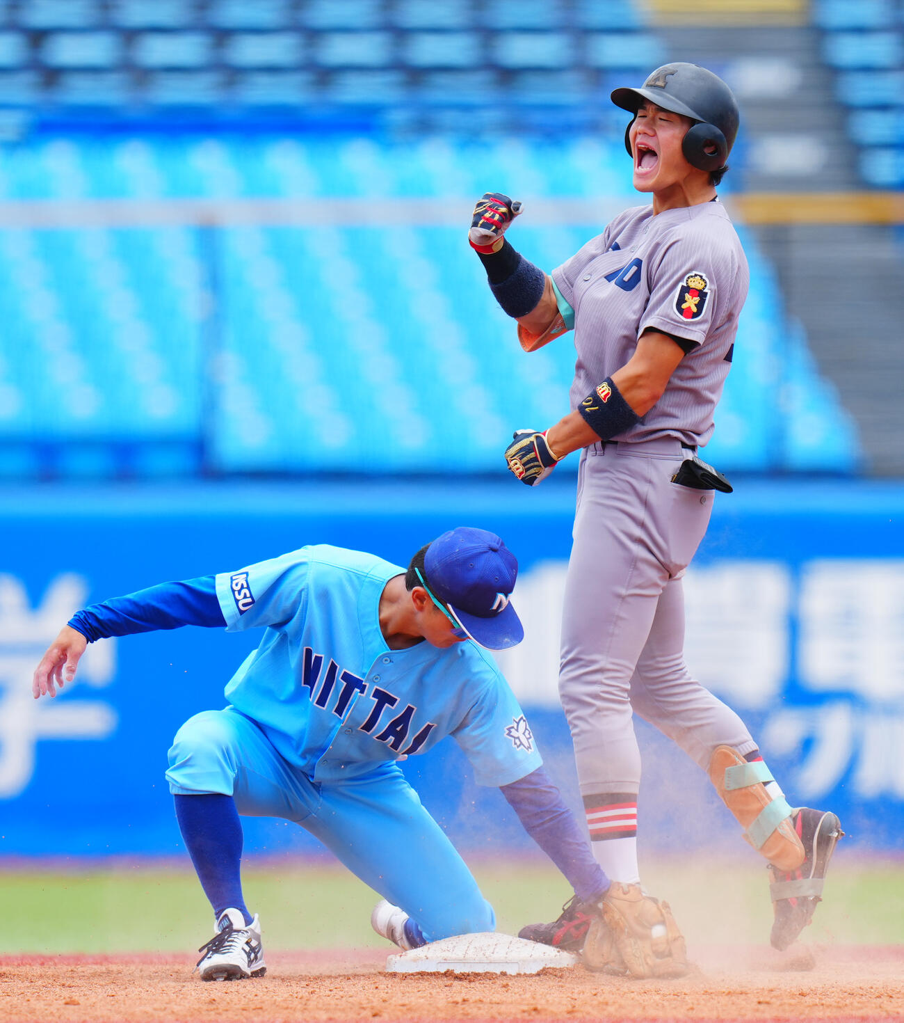 全日本大学野球選手権　準々決勝　日体大対慶大　1回裏慶大2死三塁、先制適時二塁打を放ち雄たけびをあげる今津慶介（右）（撮影・垰建太）