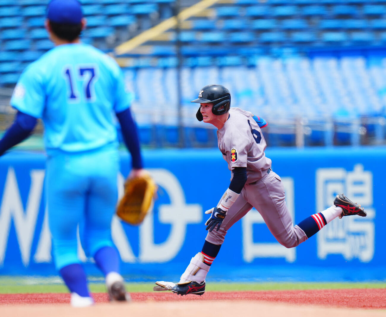 全日本大学野球選手権　準々決勝　日体大対慶大　2回裏慶大1死、二塁打を放つ丸田湊斗（撮影・垰建太）