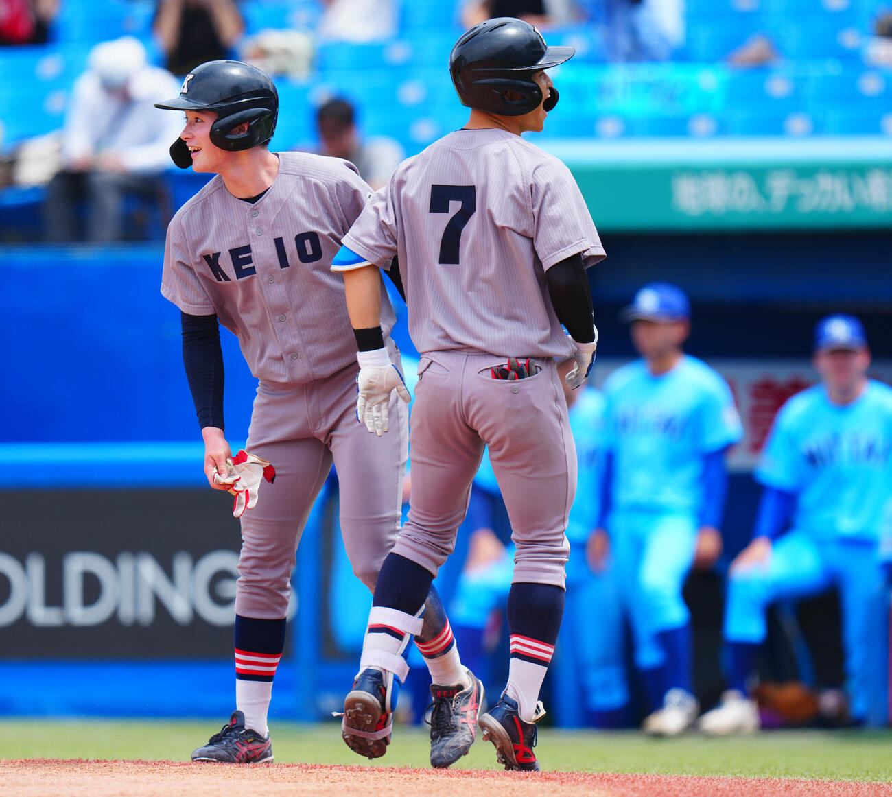 全日本大学野球選手権　準々決勝　日体大対慶大　2回裏慶大1死二塁、2点本塁打を放った林純司（右）は丸田湊斗と喜び合う（撮影・垰建太）
