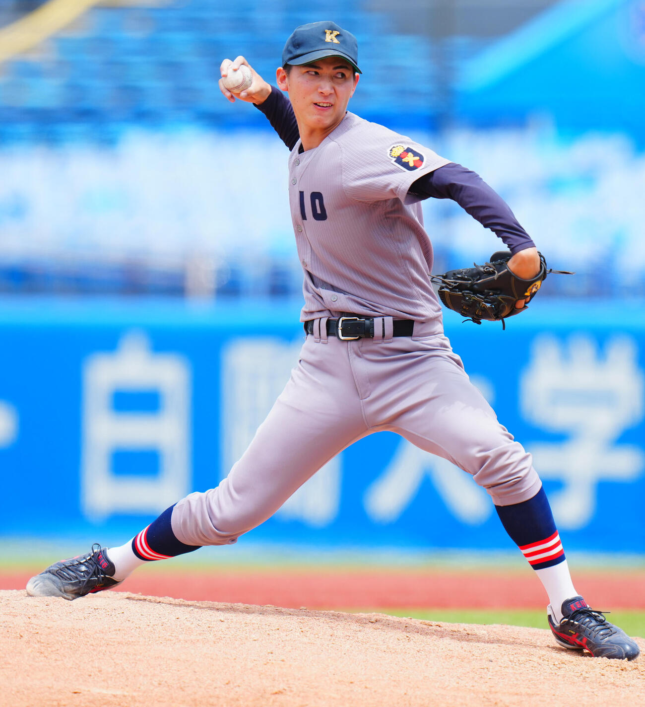 全日本大学野球選手権　準々決勝　日体大対慶大　5回表、慶大2番手で力投する沖村要（撮影・垰建太）
