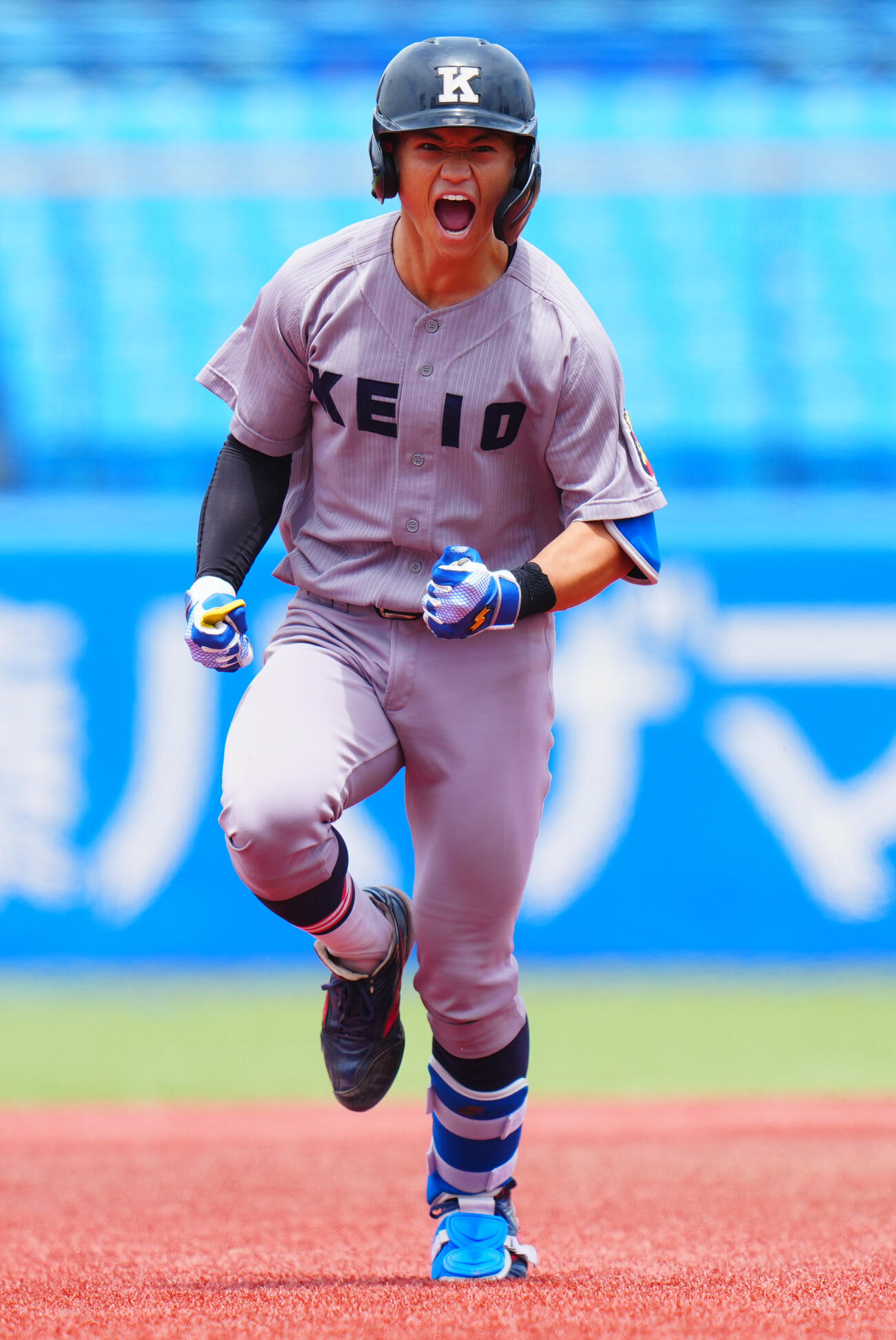 全日本大学野球選手権　準々決勝　日体大対慶大　2回裏慶大1死二塁、2点本塁打を放ち雄たけびをあげる林純司（撮影・垰建太）