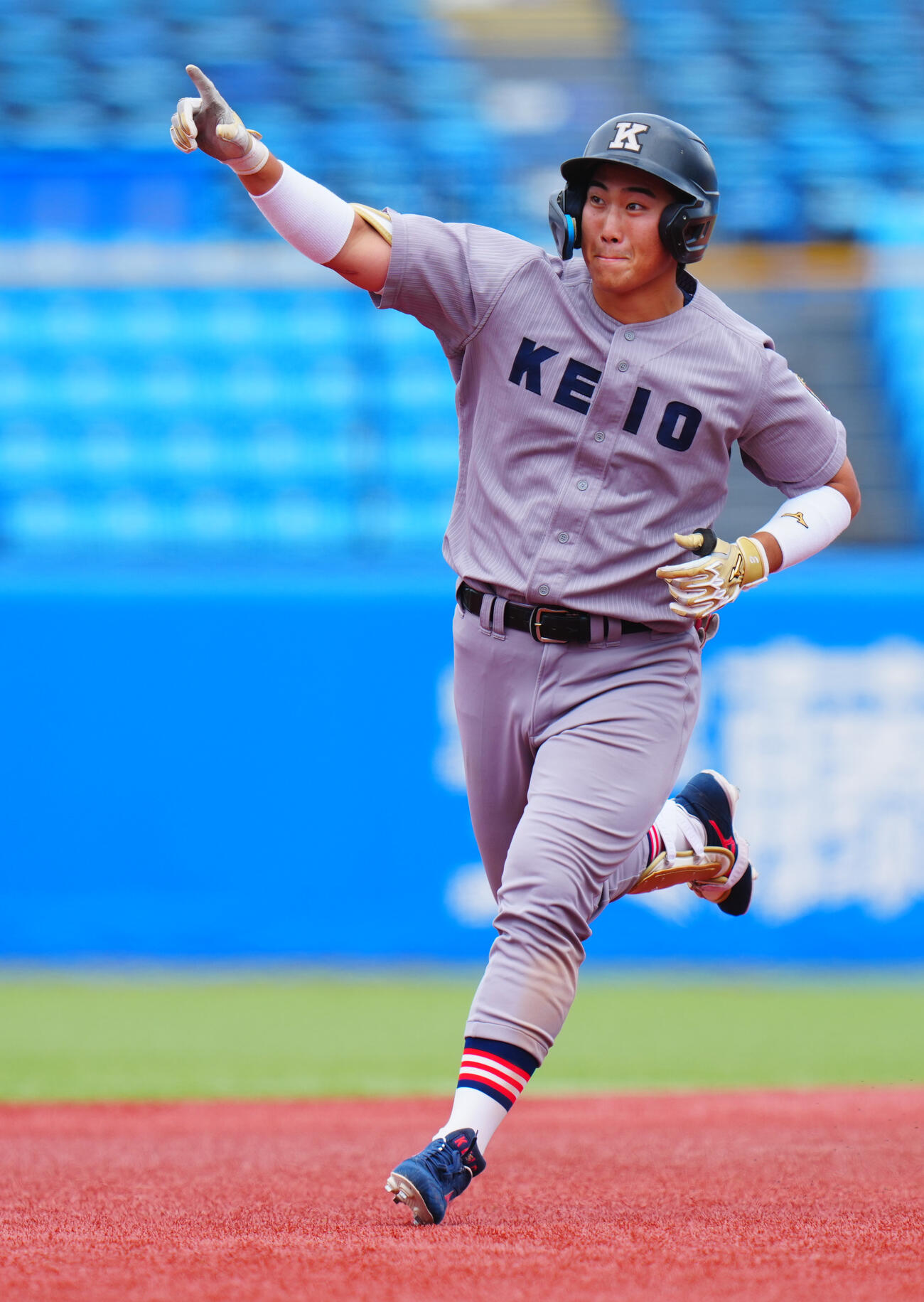 全日本大学野球選手権　準々決勝　日体大対慶大　3回裏慶大1死二塁、2点本塁打を放ち応援団を指さす吉野太陽（撮影・垰建太）