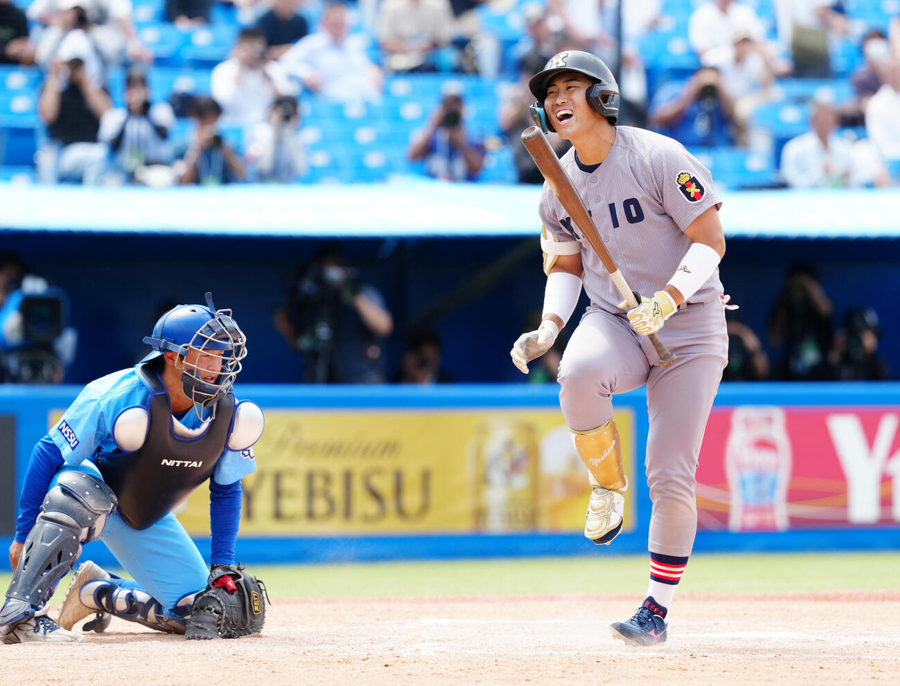 全日本大学野球選手権　準々決勝　日体大対慶大　6回裏慶大2死満塁、押し出し死球を受けた吉野太陽（撮影・江口和貴）
