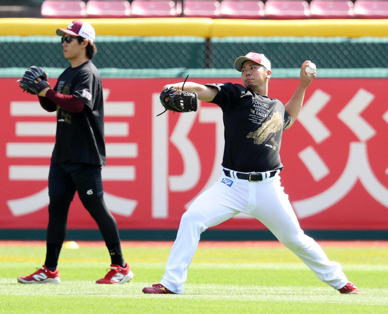 楽天対巨人　キャッチボールする楽天泰勝利（右）。奥は岸孝之（撮影・浅見桂子）
