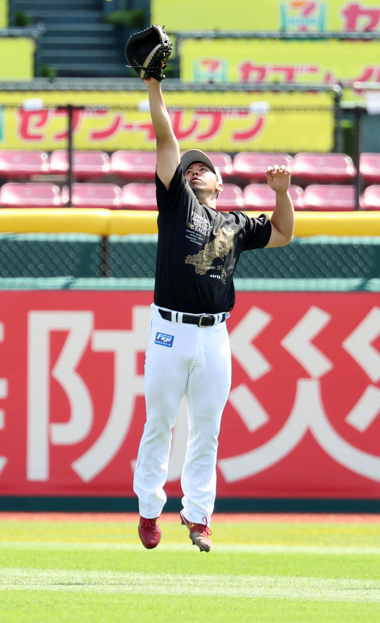 楽天対巨人　キャッチボールする楽天泰勝利（撮影・浅見桂子）