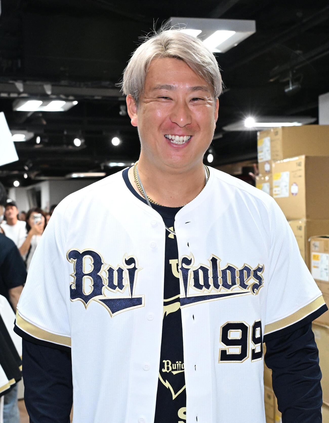 店内で笑顔を見せるオリックス杉本裕太郎（撮影・石井愛子）