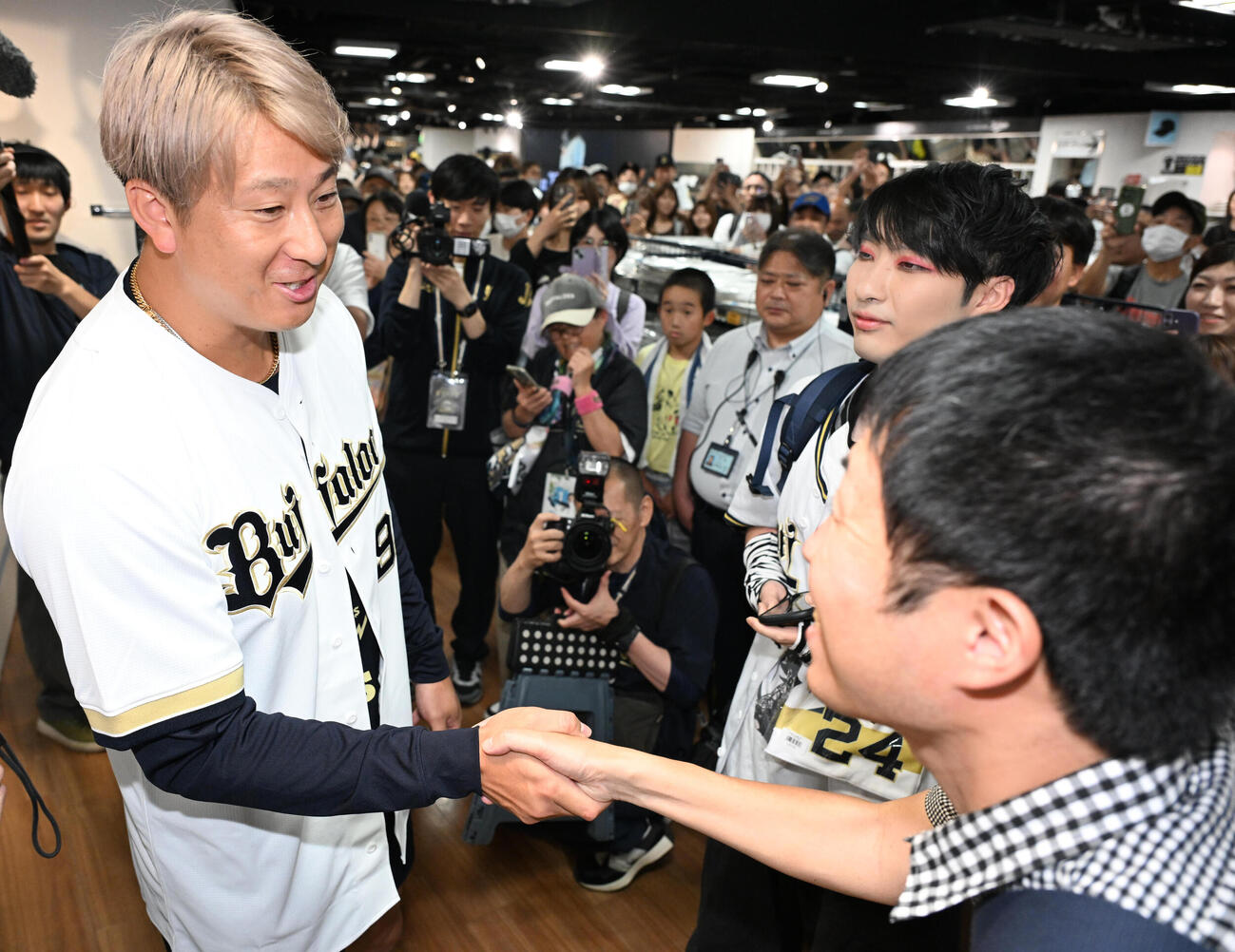 サプライズで店内の商品を販売するオリックス杉本裕太郎（左）（撮影・石井愛子）