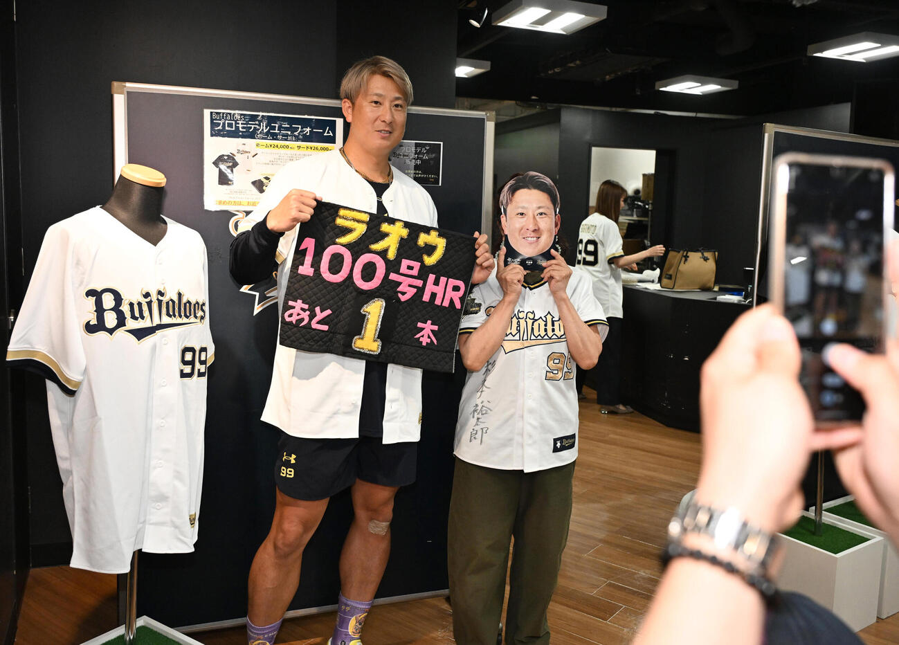 ユニホーム購入者と記念撮影をするオリックス杉本裕太郎（左）（撮影・石井愛子）