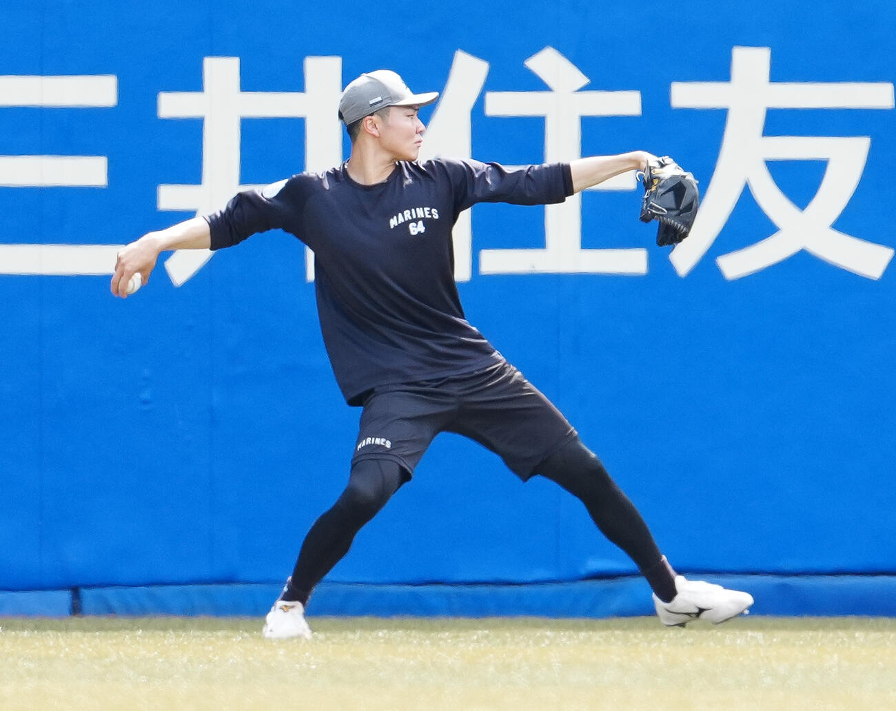 ロッテ対中日　試合前練習でキャッチボールするロッテ広池康志郎（撮影・鈴木みどり）