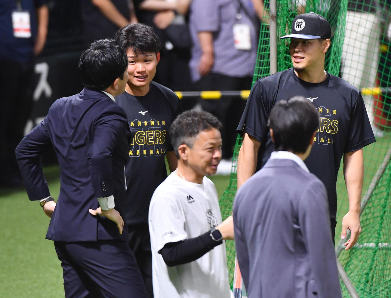 ソフトバンク対阪神　試合前、松田宣浩氏（左端）と話す阪神森下翔太（左から2人目）と佐藤輝明（撮影・岩下翔太）