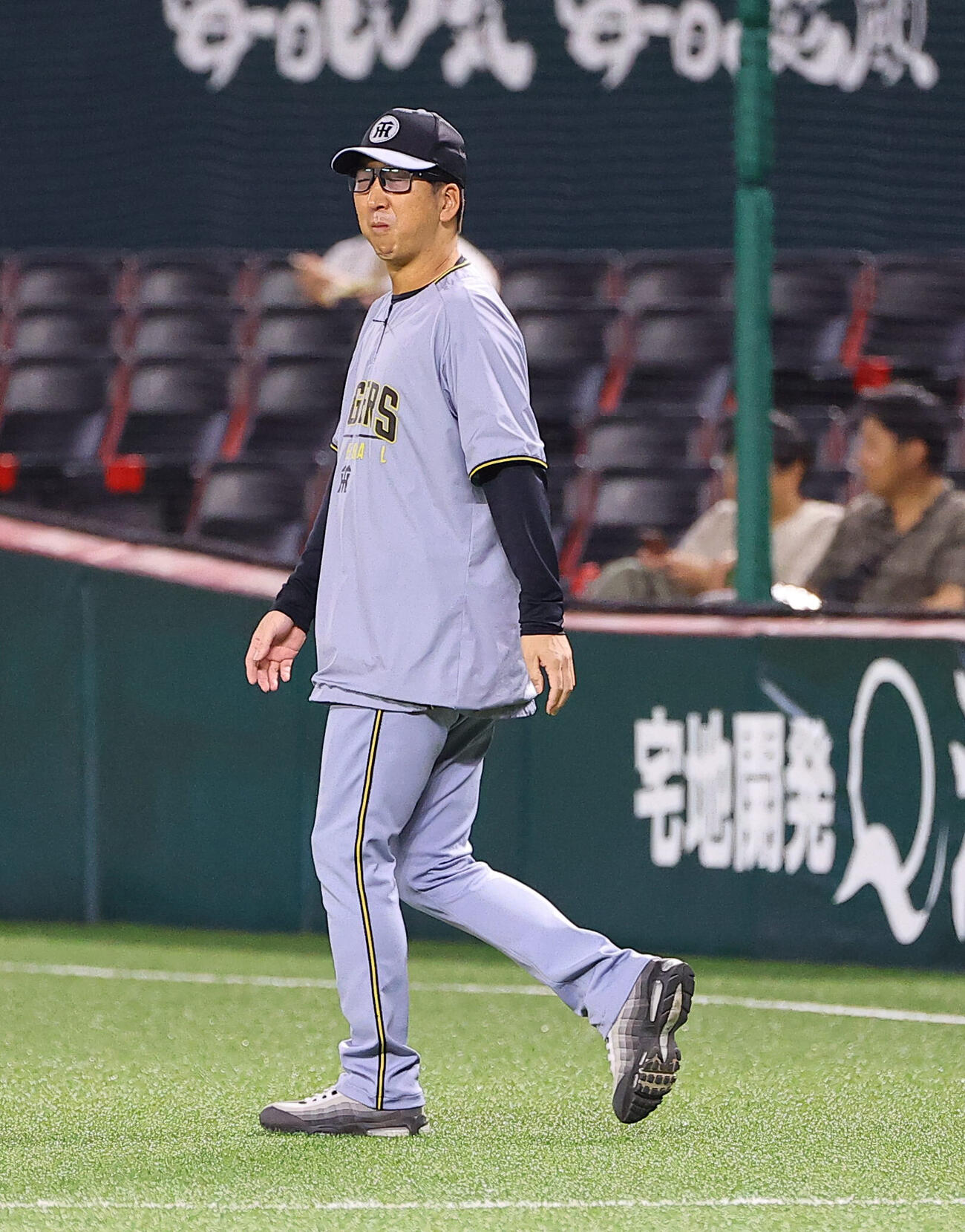 ソフトバンク対阪神　練習を見守る藤川球児監督（撮影・上田博志）
