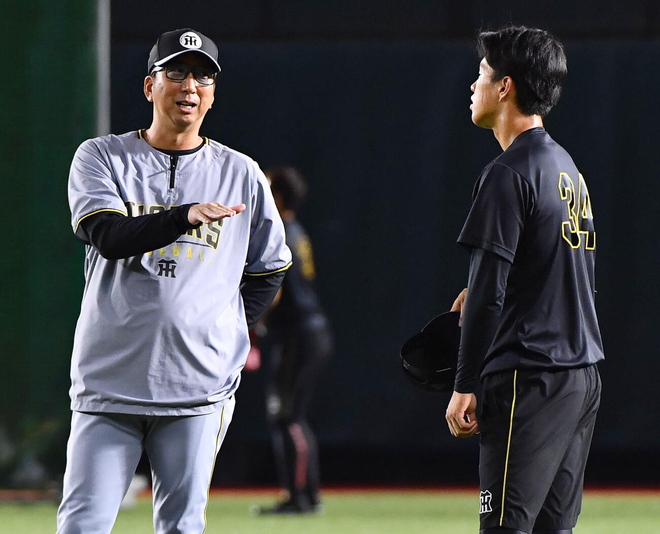 ソフトバンク対阪神　試合前、岡城快生（右）と話す阪神藤川球児監督（撮影・岩下翔太）