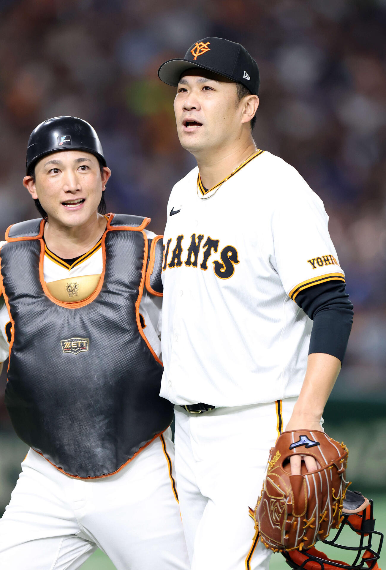 巨人田中将大（右）と小林誠司（2025年9月撮影）