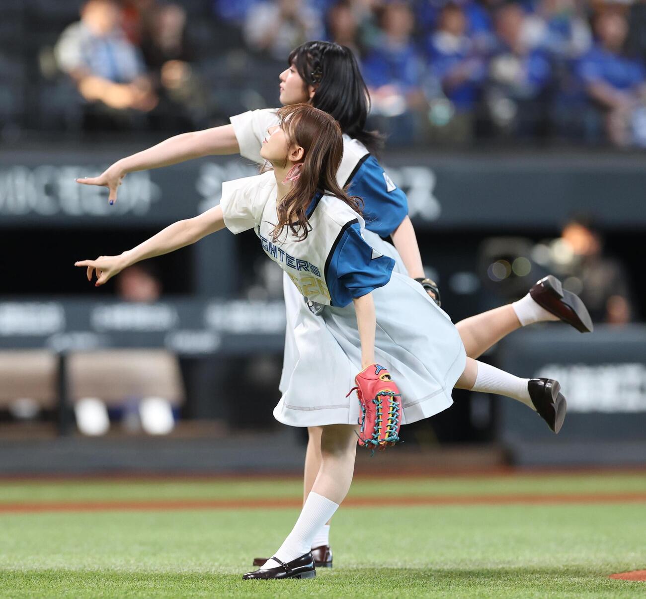 日本ハム対DeNA　ファーストピッチセレモニー投球する三宅美羽（手前）と進藤あまね（撮影・黒川智章）