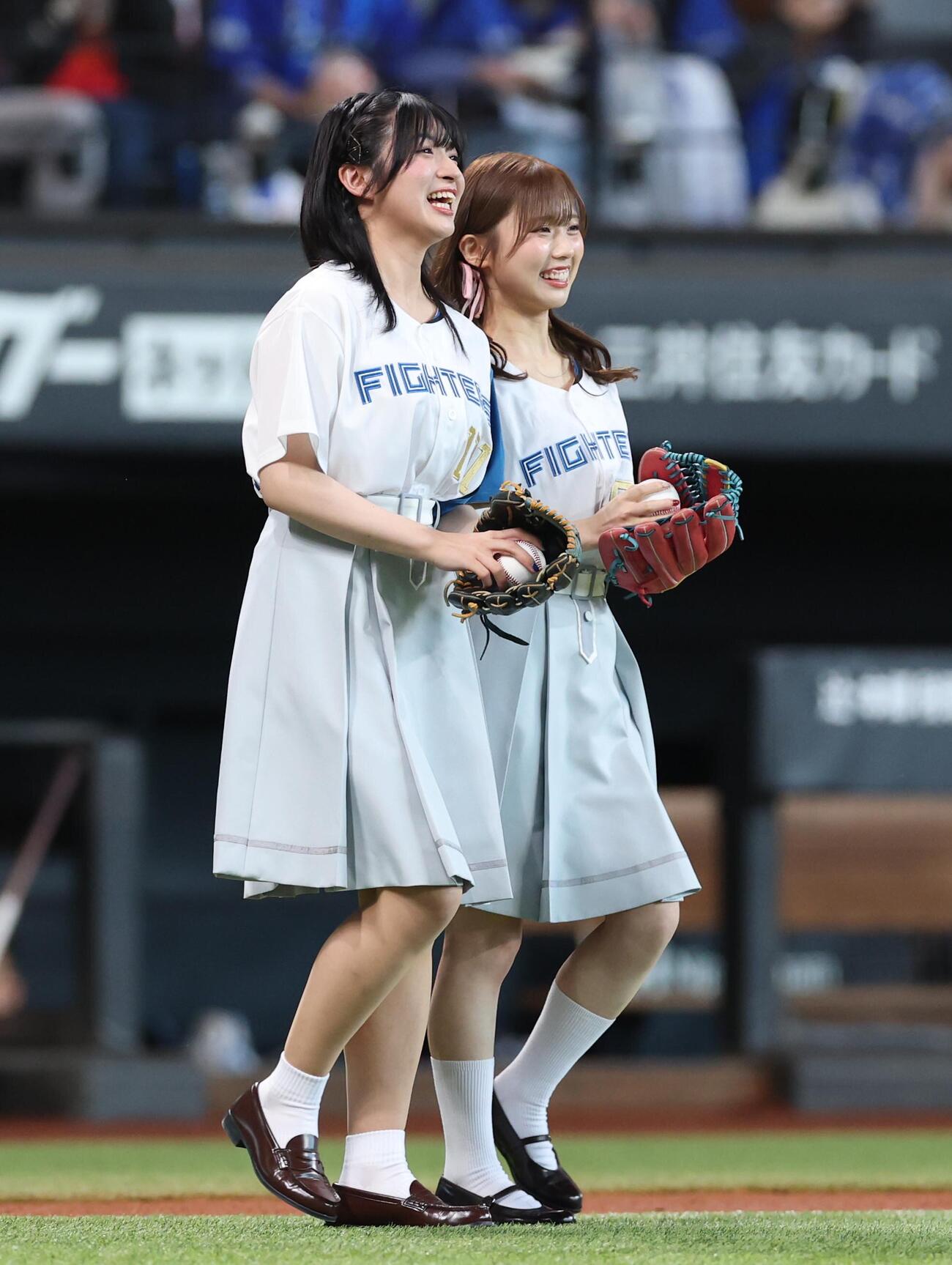 日本ハム対DeNA　ファーストピッチセレモニーに登場の進藤あまね（左）と三宅美羽（撮影・黒川智章）