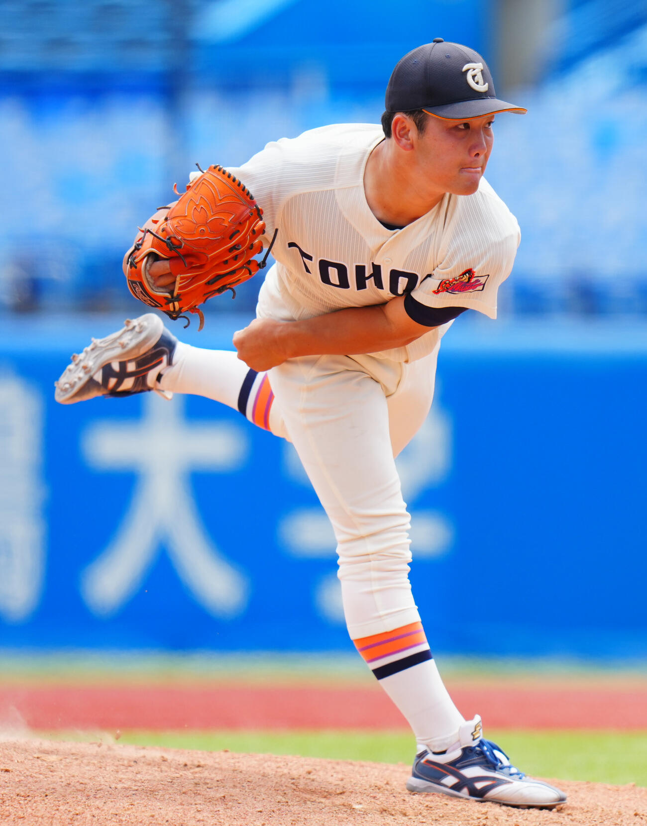 全日本大学野球選手権　準々決勝　大商大対東北福祉大　6回表大商大1死一、三塁、東北福祉大2番手で登板し力投する桜井椿稀（撮影・垰建太）