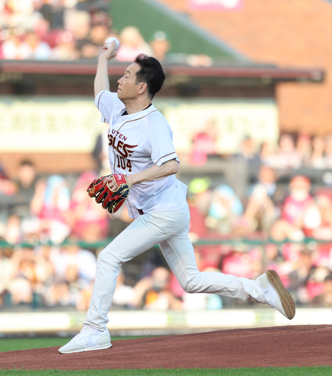 楽天対巨人　セレモニアルピッチに登場し投げる田原俊彦（撮影・増田悦実）＝2026年6月11日