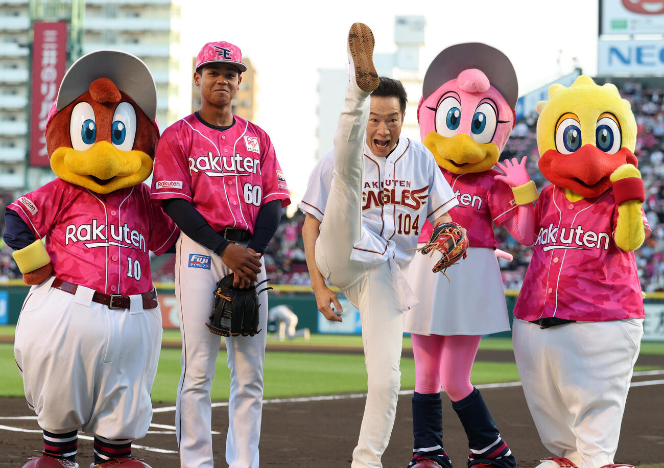 楽天対巨人　セレモニアルピッチを務めた田原俊彦は足を上げて記念撮影（撮影・浅見桂子）＝26年6月11日