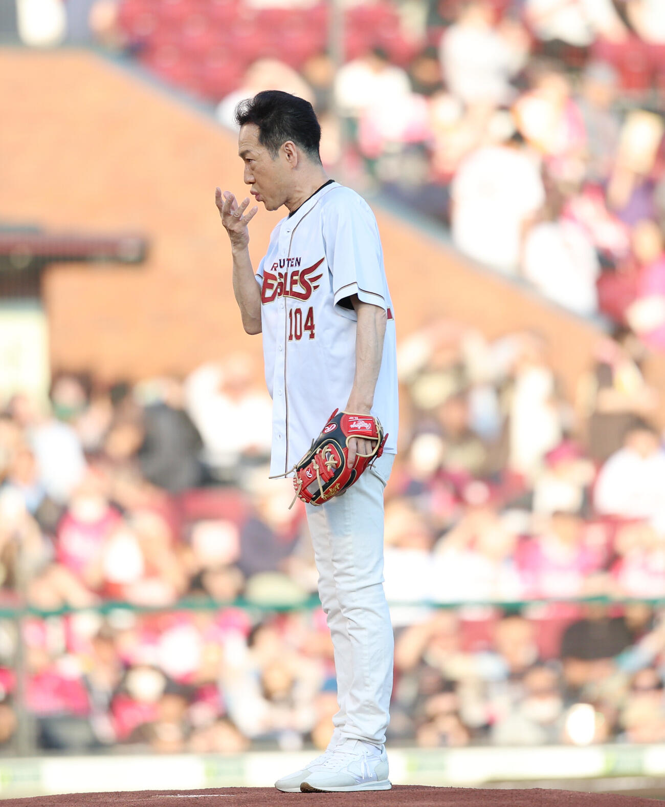 楽天対巨人　セレモニアルピッチに登場した田原俊彦（撮影・増田悦実）＝2026年6月11日
