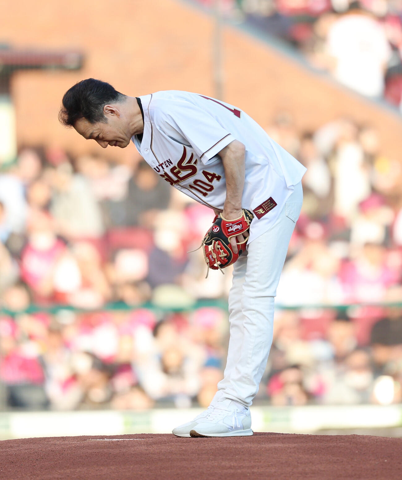 楽天対巨人　セレモニアルピッチに登場し深々と礼をする田原俊彦（撮影・増田悦実）＝2026年6月11日
