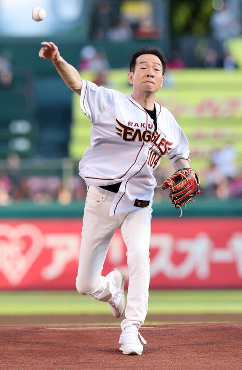 楽天】田原俊彦がセレモニアルピッチ ノーバウンド投球とハイキックを