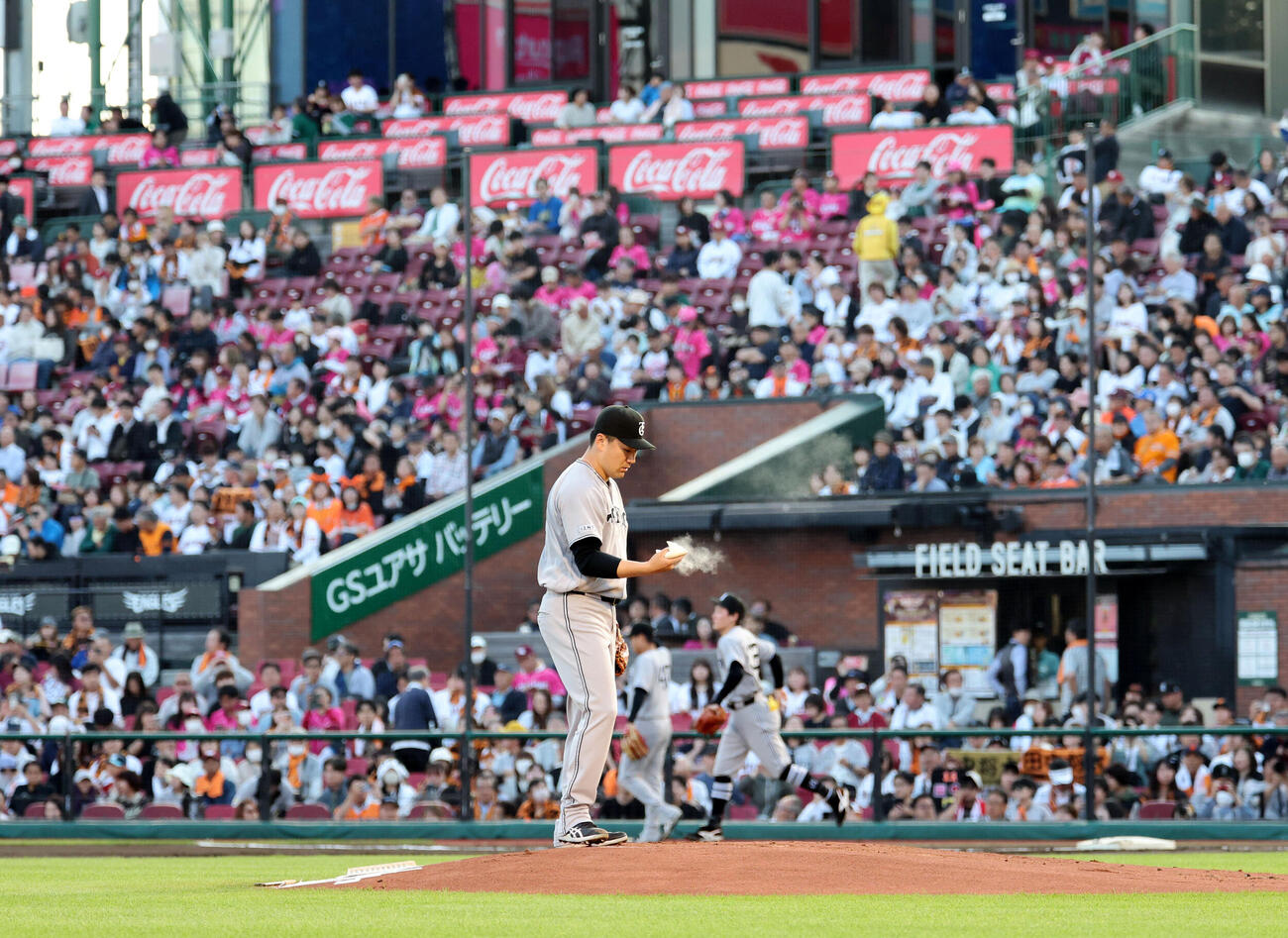 楽天対巨人　古巣のマウンドに上がり粉をはたく巨人先発の田中将大（撮影・浅見桂子）＝26年6月11日