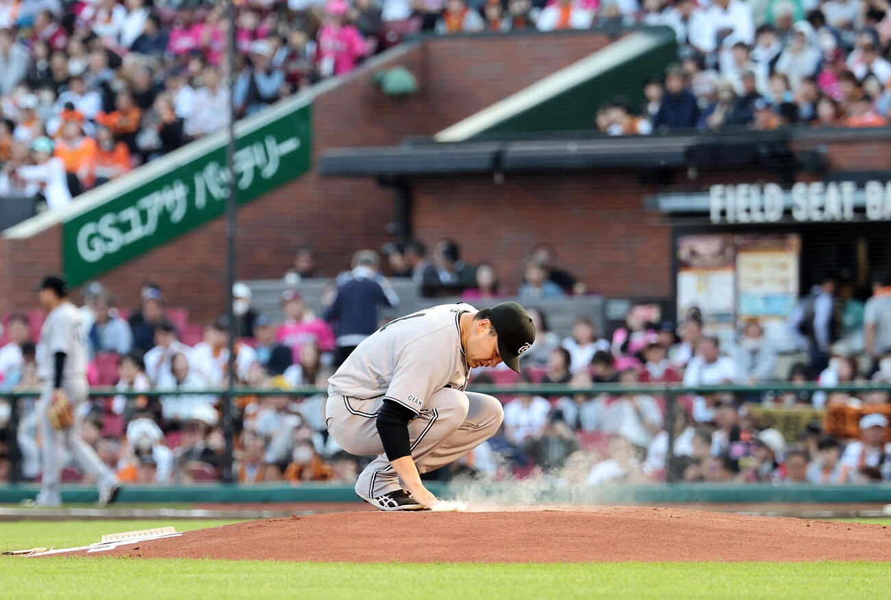 楽天対巨人　古巣のマウンドに上がりマウンドに手を置き集中する巨人先発の田中将大（撮影・浅見桂子）＝26年6月11日