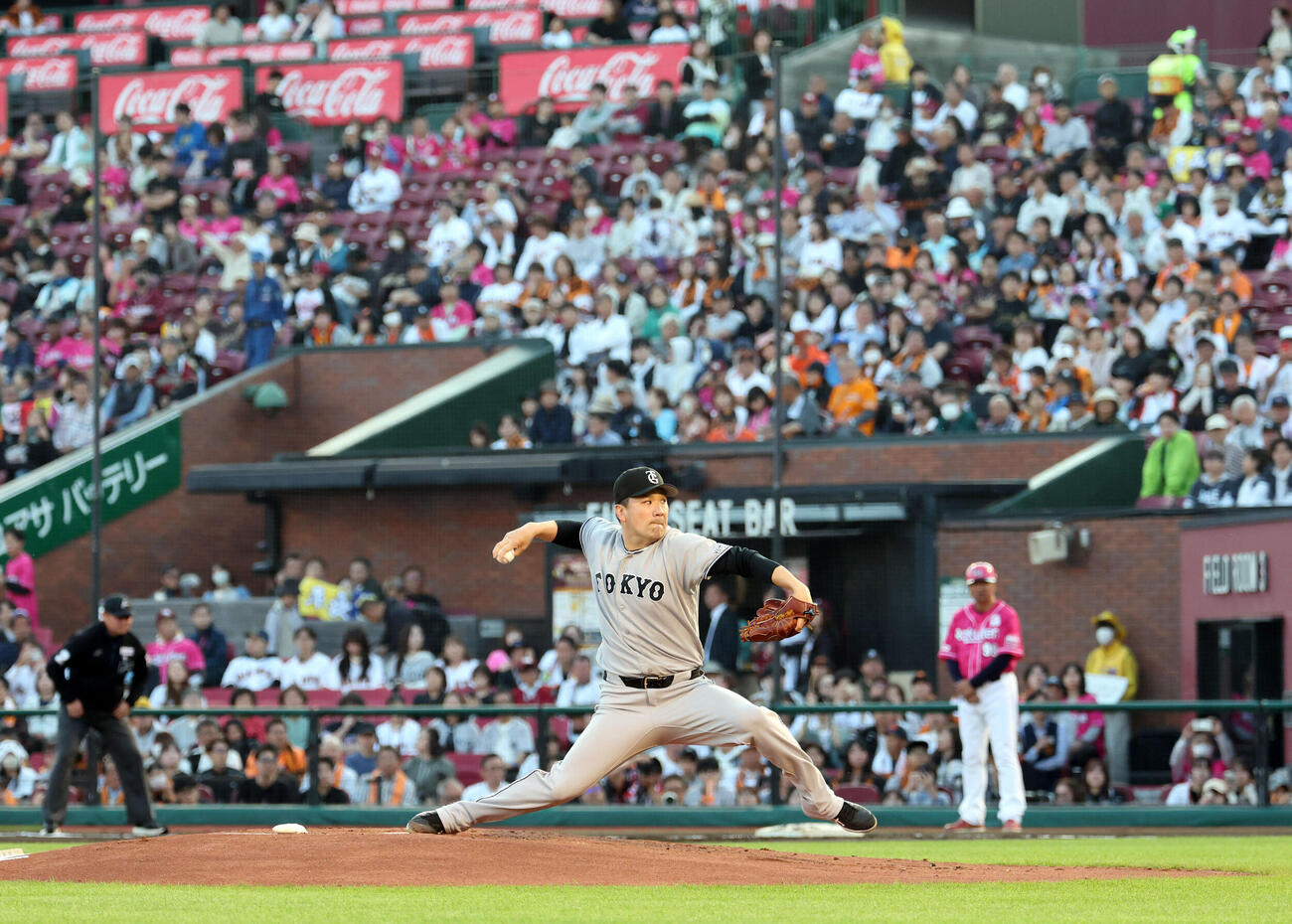 楽天対巨人　古巣のマウンドで投げ込む巨人先発の田中将大（撮影・浅見桂子）＝26年6月11日