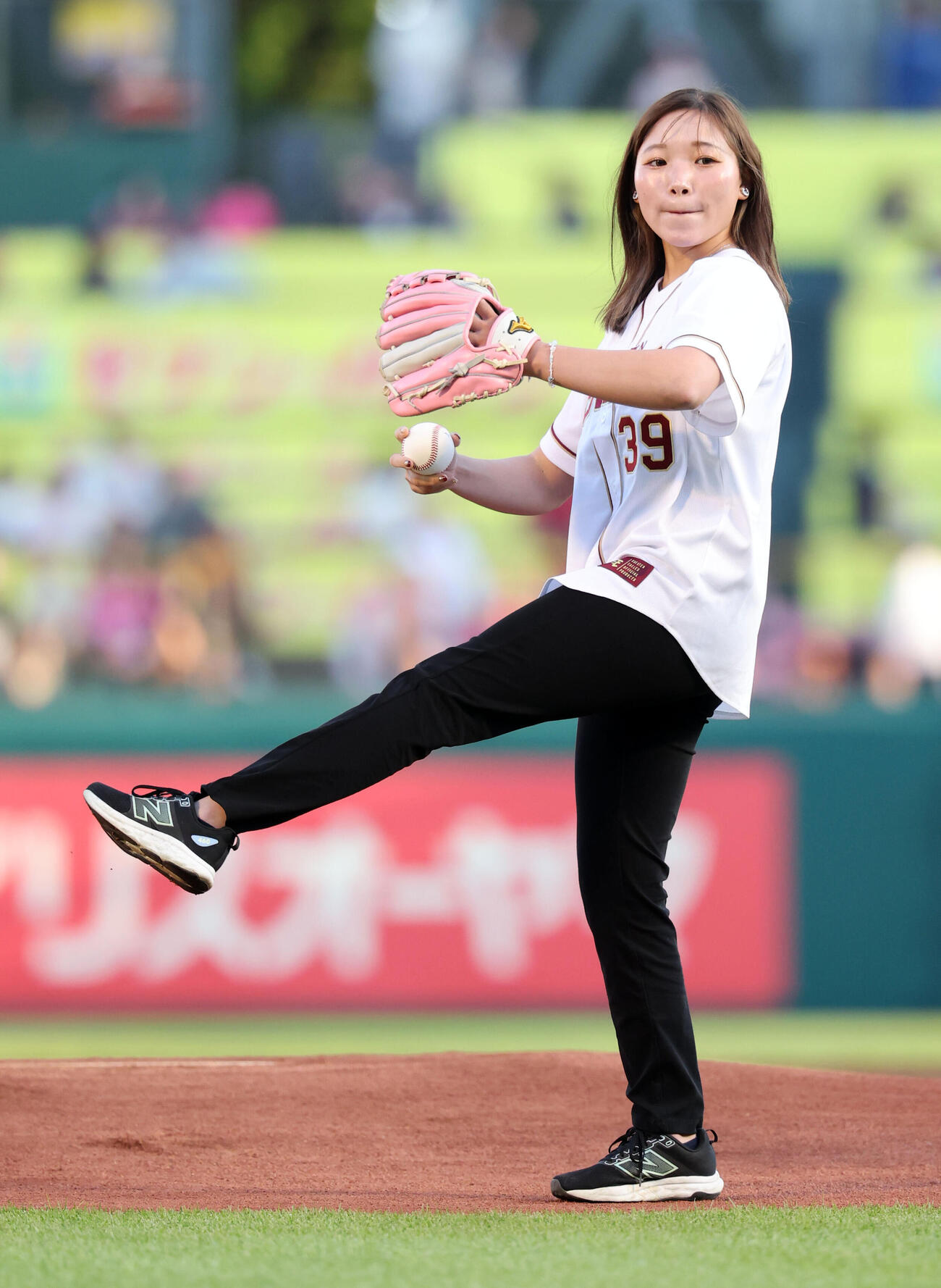 楽天対巨人　始球式を務めた小林美駒騎手（撮影・浅見桂子）