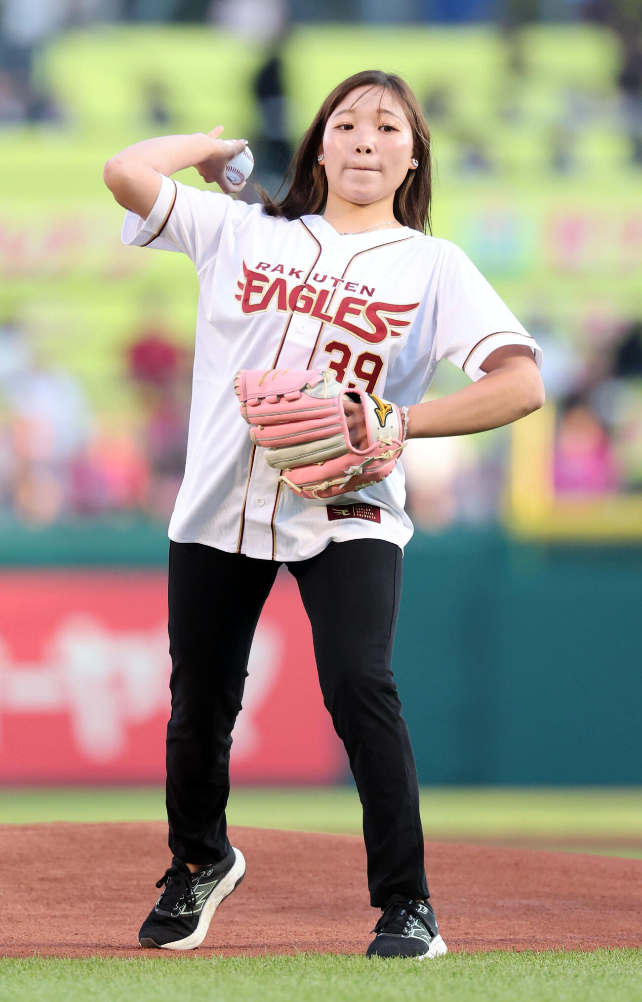 始球式を務めた小林美駒騎手（撮影・浅見桂子）