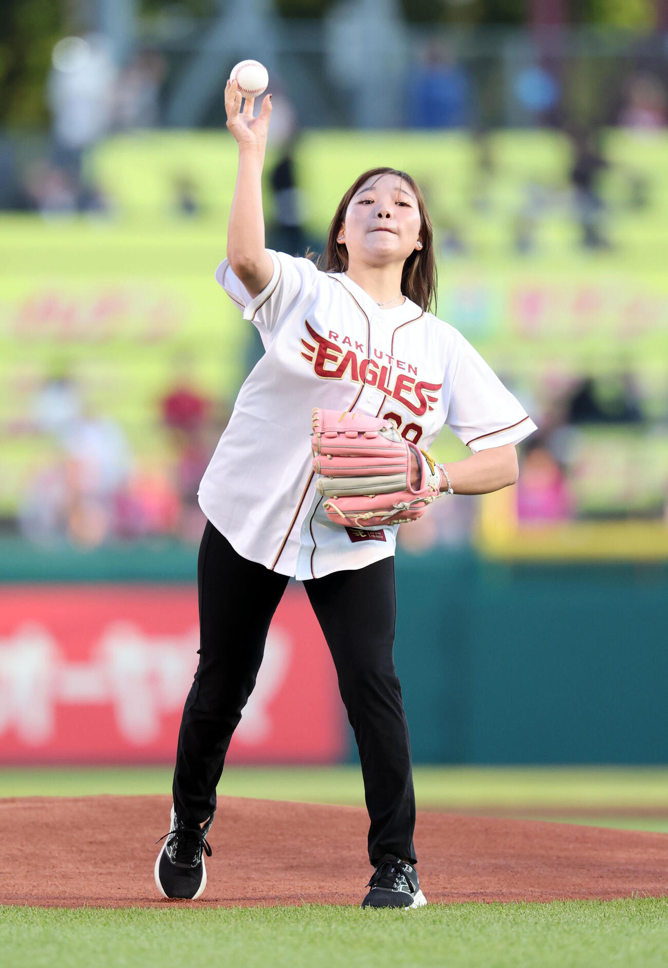 楽天対巨人　始球式を務めた小林美駒騎手（撮影・浅見桂子）