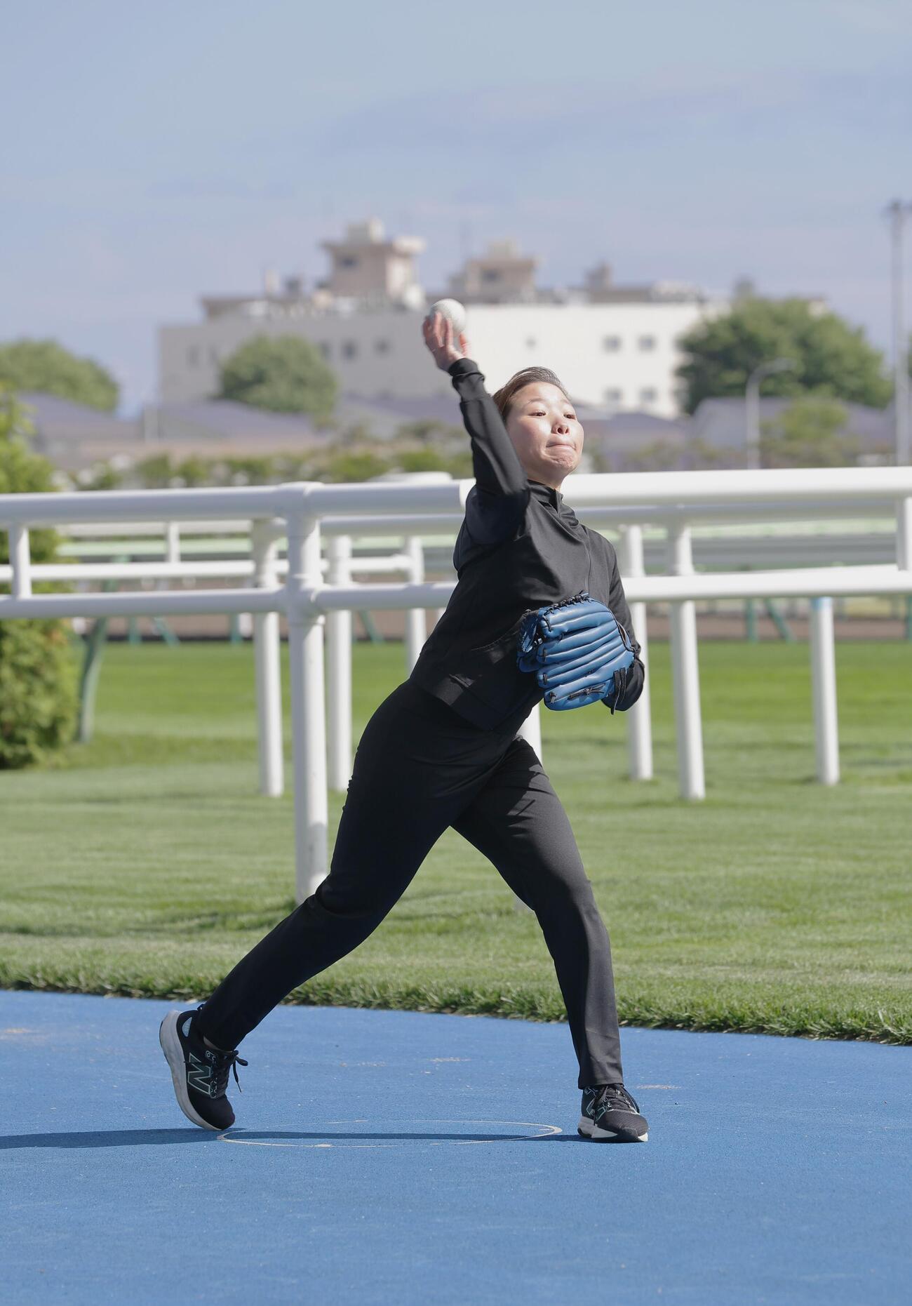 投球練習する小林美駒騎手（2026年6月9日撮影）