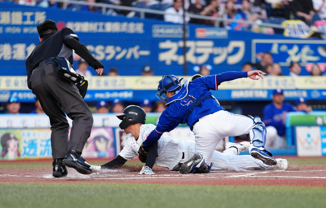 ロッテ対中日　1回裏ロッテ1死二、三塁、ネフタリ・ソトの適時打で生還を試みるもアウトとなる二塁走者西川史礁。捕手石伊雄太（撮影・鈴木みどり）