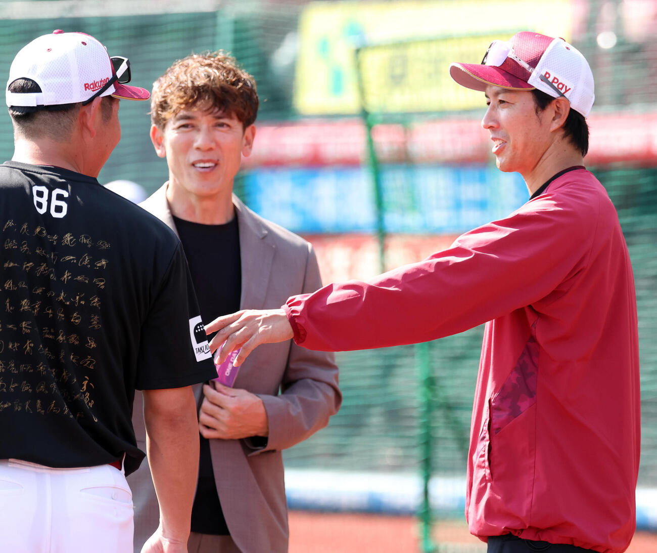 楽天対巨人　松井稼頭央氏（中央）と話す楽天塩川達也監督代行（左）と岸孝之（撮影・浅見桂子）