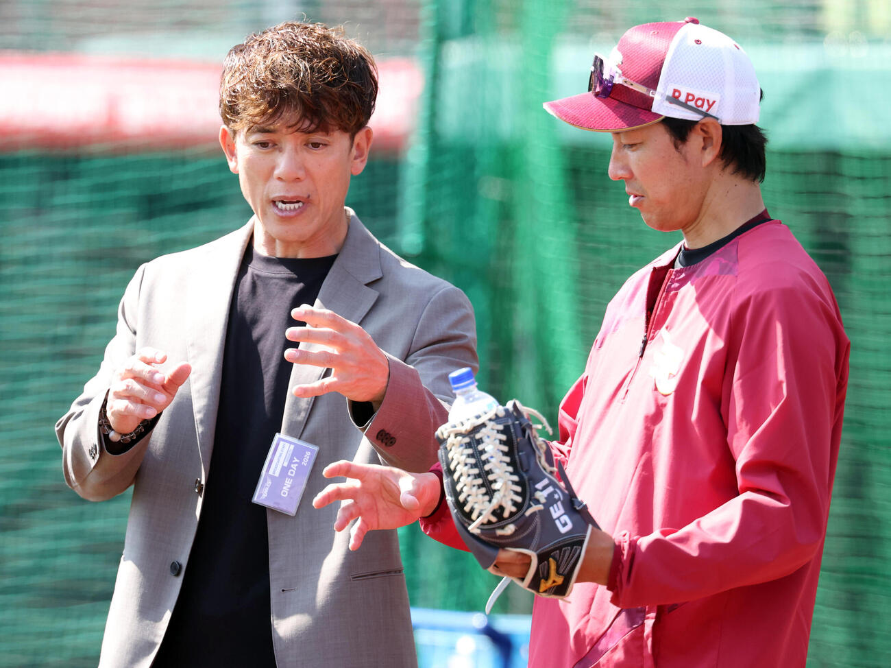 楽天対巨人　松井稼頭央氏（左）と話す楽天岸孝之（撮影・浅見桂子）