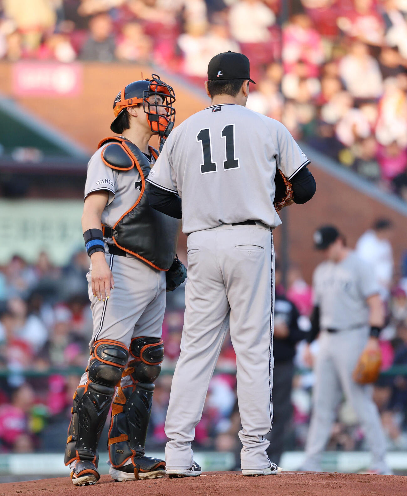 楽天対巨人　1回裏楽天1死一塁、先制点を許し話をする小林誠司（左）と田中将大（撮影・増田悦実）＝2026年6月11日