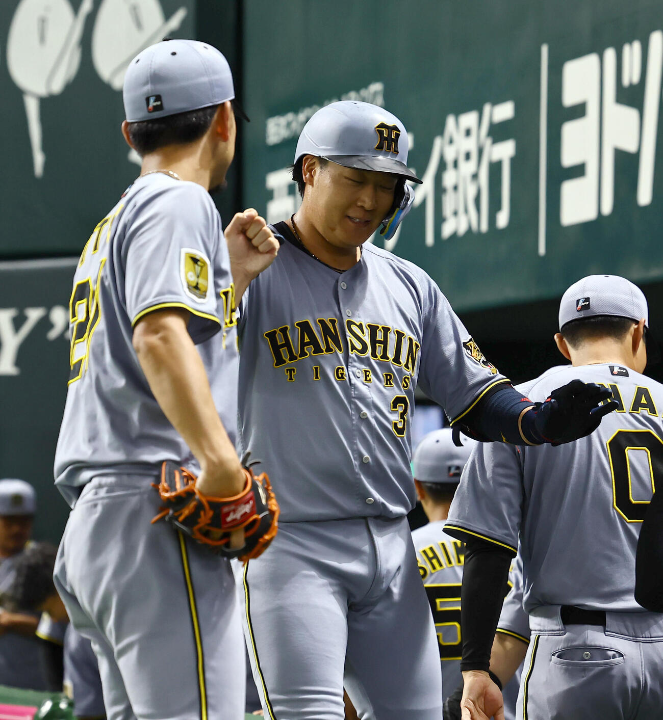 ソフトバンク対阪神　4回表阪神2死、先制ソロ本塁打を放った大山悠輔（右）は先発伊藤将司の出迎えを受ける（撮影・上田博志）