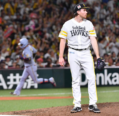 阪神】大山悠輔が藤川監督と笑顔でタッチ 本塁打テラスに先制7号ソロ